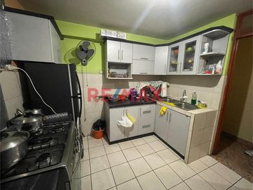 Se Vende Amplia Casa De 5 Pisos Con Local En El 1Er Piso En La Victoria
