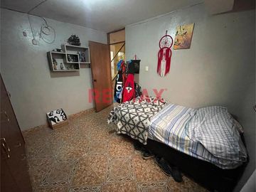 Se Vende Amplia Casa De 5 Pisos Con Local En El 1Er Piso En La Victoria