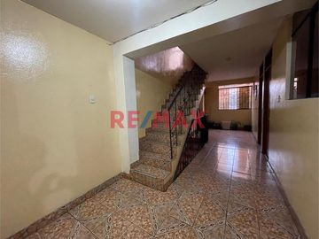 Se Vende Amplia Casa De 5 Pisos Con Local En El 1Er Piso En La Victoria