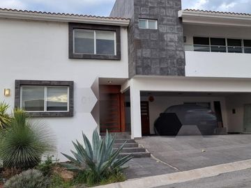 Espectacular casa en club de golf la loma, 4 recamaras y 4.5 baños.
