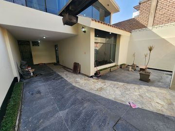 Vendo Casa Muy Bien Ubica a Unas Cuadras del Real Plaza Puruchuco