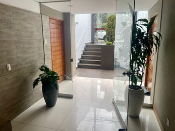 Venta de exclusivo e impecable  dpto. en Reynaldo de Vivanco de 215m2