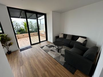 VENDO PENTHOUSE DE ESTRENO EN MIRAFLORES, NO PAGA ALCABALA