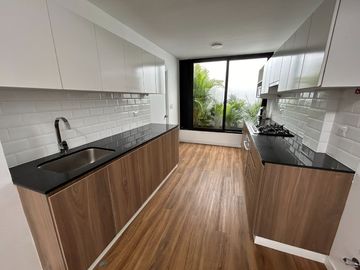 VENDO PENTHOUSE DE ESTRENO EN MIRAFLORES, NO PAGA ALCABALA