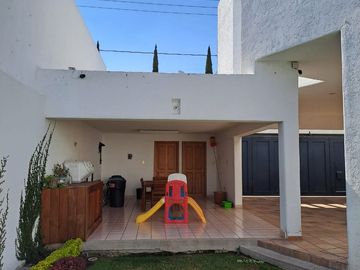 Espectacular casa en lomas 4ta, 3 recamaras y 4.5 baños.