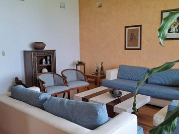 Espectacular casa en lomas 4ta, 3 recamaras y 4.5 baños.