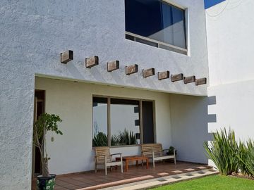 Espectacular casa en lomas 4ta, 3 recamaras y 4.5 baños.