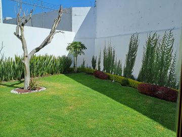 Espectacular casa en lomas 4ta, 3 recamaras y 4.5 baños.