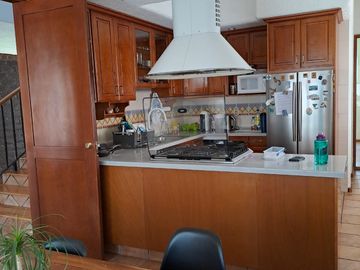 Espectacular casa en lomas 4ta, 3 recamaras y 4.5 baños.