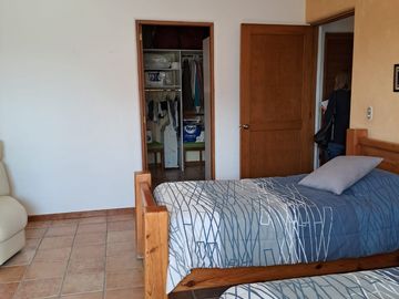 Espectacular casa en lomas 4ta, 3 recamaras y 4.5 baños.