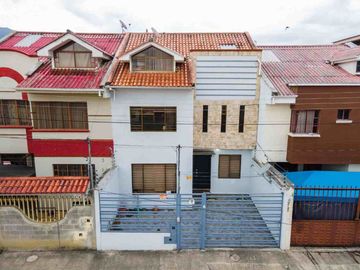 SE VENDE CASA EN RACAR - CUENCA, CDLA. EL ROSARIO