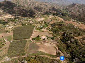 Se vende casa con terreno en el Parroquia El Tambo -Catamayo