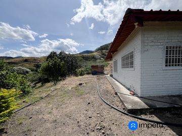Se vende casa con terreno en el Parroquia El Tambo -Catamayo