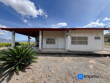 Se vende casa con terreno en el Parroquia El Tambo -Catamayo