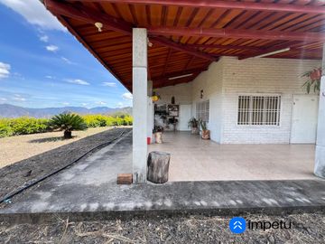 Se vende casa con terreno en el Parroquia El Tambo -Catamayo