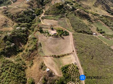 Se vende casa con terreno en el Parroquia El Tambo -Catamayo