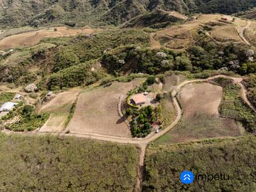 Se vende casa con terreno en el Parroquia El Tambo -Catamayo