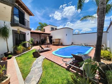 CASA COLONIAL EN EL CORAZÓN DE JURIQUILLA‼️ 5 RECÁMARAS COMPLETAS, UNA EN PLANTA BAJA‼️ ALBERCA PROPIA‼️