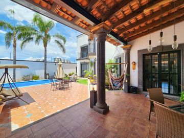 CASA COLONIAL EN EL CORAZÓN DE JURIQUILLA‼️ 5 RECÁMARAS COMPLETAS, UNA EN PLANTA BAJA‼️ ALBERCA PROPIA‼️