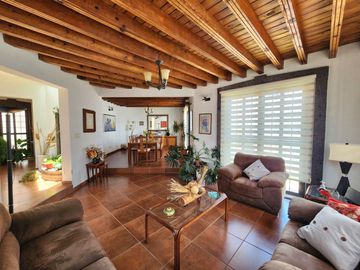 CASA COLONIAL EN EL CORAZÓN DE JURIQUILLA‼️ 5 RECÁMARAS COMPLETAS, UNA EN PLANTA BAJA‼️ ALBERCA PROPIA‼️
