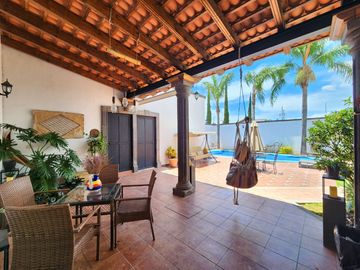 CASA COLONIAL EN EL CORAZÓN DE JURIQUILLA‼️ 5 RECÁMARAS COMPLETAS, UNA EN PLANTA BAJA‼️ ALBERCA PROPIA‼️