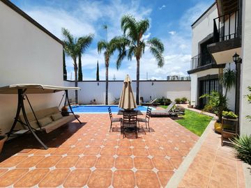 CASA COLONIAL EN EL CORAZÓN DE JURIQUILLA‼️ 5 RECÁMARAS COMPLETAS, UNA EN PLANTA BAJA‼️ ALBERCA PROPIA‼️