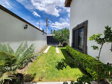 CASA COLONIAL EN EL CORAZÓN DE JURIQUILLA‼️ 5 RECÁMARAS COMPLETAS, UNA EN PLANTA BAJA‼️ ALBERCA PROPIA‼️