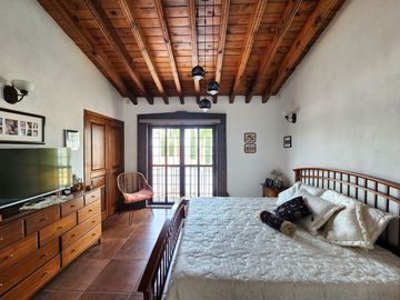 CASA COLONIAL EN EL CORAZÓN DE JURIQUILLA‼️ 5 RECÁMARAS COMPLETAS, UNA EN PLANTA BAJA‼️ ALBERCA PROPIA‼️