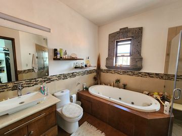 CASA COLONIAL EN EL CORAZÓN DE JURIQUILLA‼️ 5 RECÁMARAS COMPLETAS, UNA EN PLANTA BAJA‼️ ALBERCA PROPIA‼️