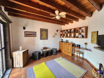 CASA COLONIAL EN EL CORAZÓN DE JURIQUILLA‼️ 5 RECÁMARAS COMPLETAS, UNA EN PLANTA BAJA‼️ ALBERCA PROPIA‼️