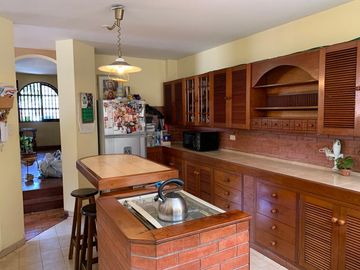 Venta Casa tipo Triplex en Av. Principal, Surquillo