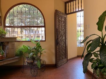 Venta Casa tipo Triplex en Av. Principal, Surquillo