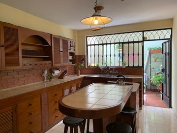 Venta Casa tipo Triplex en Av. Principal, Surquillo