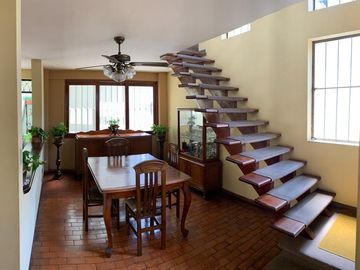 Venta Casa tipo Triplex en Av. Principal, Surquillo