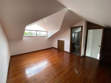 CASA EN VENTA EN RICAURTE-CUENCA