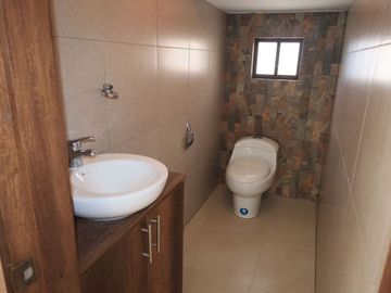 CASA EN VENTA EN RICAURTE-CUENCA