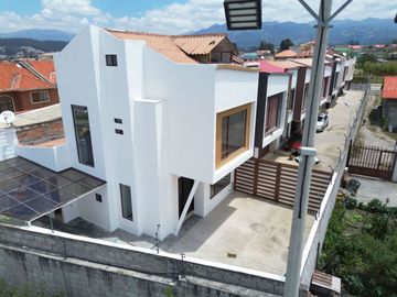 CASA EN VENTA EN RICAURTE-CUENCA