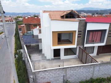 CASA EN VENTA EN RICAURTE-CUENCA