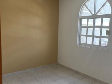 VENTA  CAS A 5 MINUTOS DEL AEROPUERTO DE TOLUCA, CON ESPACIOS AMPLIOS POCO USO Y SUPER ILUMINADA