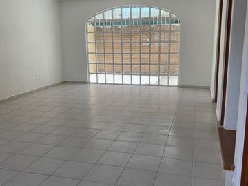 VENTA  CAS A 5 MINUTOS DEL AEROPUERTO DE TOLUCA, CON ESPACIOS AMPLIOS POCO USO Y SUPER ILUMINADA