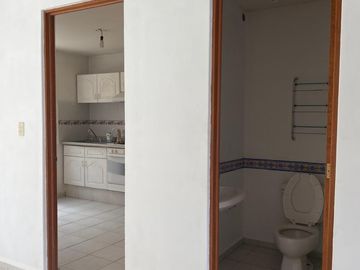 VENTA  CAS A 5 MINUTOS DEL AEROPUERTO DE TOLUCA, CON ESPACIOS AMPLIOS POCO USO Y SUPER ILUMINADA