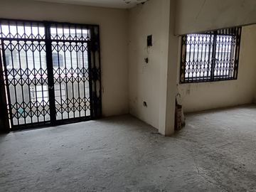 Venta de Casa en Colinas de la Alborada, 5 dormitorios, garaje cerrado