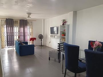 Venta de Casa en Colinas de la Alborada, 5 dormitorios, garaje cerrado
