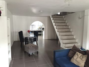 Venta de Casa en Colinas de la Alborada, 5 dormitorios, garaje cerrado