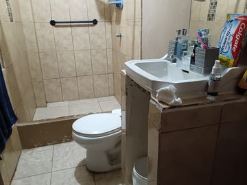 Venta de Casa en Colinas de la Alborada, 5 dormitorios, garaje cerrado