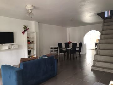 Venta de Casa en Colinas de la Alborada, 5 dormitorios, garaje cerrado