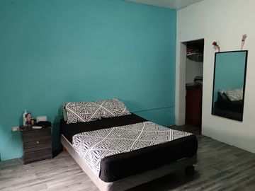 Venta de Casa en Colinas de la Alborada, 5 dormitorios, garaje cerrado