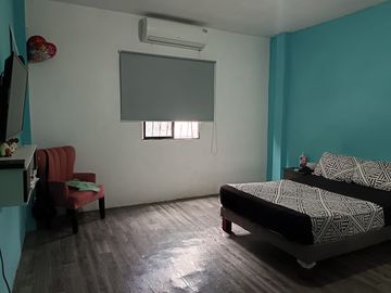 Venta de Casa en Colinas de la Alborada, 5 dormitorios, garaje cerrado