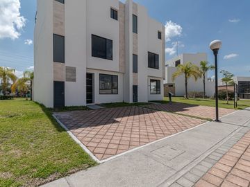 CASA EN VENTA EN XOCHITEPEC CON ALBERCA Y CANCHAS DE PADEL