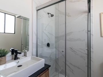CASA EN VENTA EN XOCHITEPEC CON ALBERCA Y CANCHAS DE PADEL